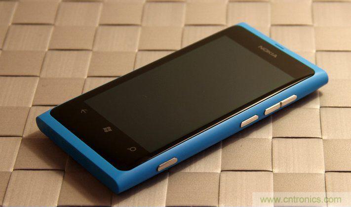 拆解諾基亞Lumia800,做工依舊精細！