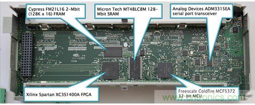 圖8：Micro850上的主處理板由負責系統管理、運行時控制和用戶界面的飛思卡爾(現恩智浦)Coldfire MCF5372 32位MCU、提供通信和電機控制及可能一些專有功能的賽靈思Spartan XC351400A FPGA組成。