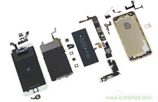 iPhone 6 Plus完全拆卸后可以看到，該產(chǎn)品在較小的空間容納了大量硬件。（來(lái)源：iFixit）