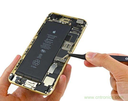 與iPhone 5S相比，電池尺寸更大，電池效率提高了16%。整部手機(jī)看起來(lái)就像一件藝術(shù)品，但看不到太多的內(nèi)部構(gòu)造。（來(lái)源：iFixit）