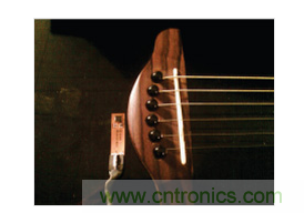  安裝到Fender Stratacoustic吉它上的加速度計。